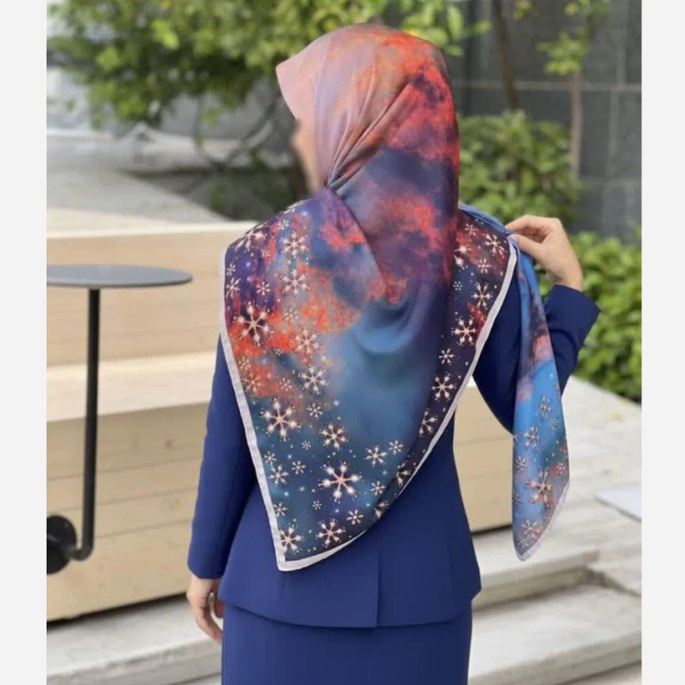 روسری نخ کاستوم طرح آسمان قواره بزرگ 140 سانتیمتر چرخدوز زمینه شیری